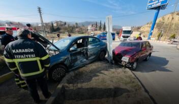 İki Otomobil Çarpıştı 3 Yaralı