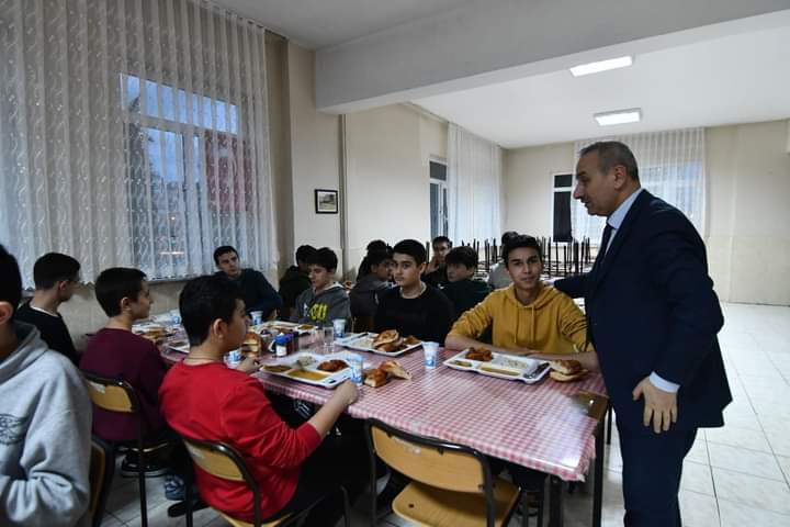 Nevzat Akbaş İftarı Pansiyonda Kalan Öğrencilerle Birlikte Açtı