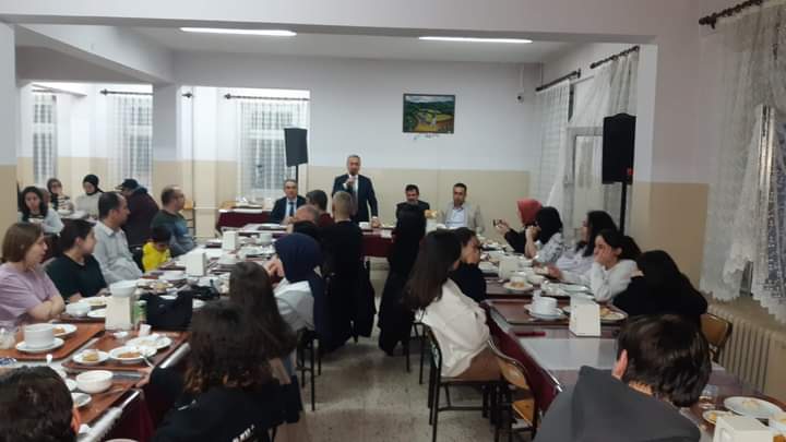 Nevzat Akbaş İftarını Öğrencilerle Birlikte Açtı