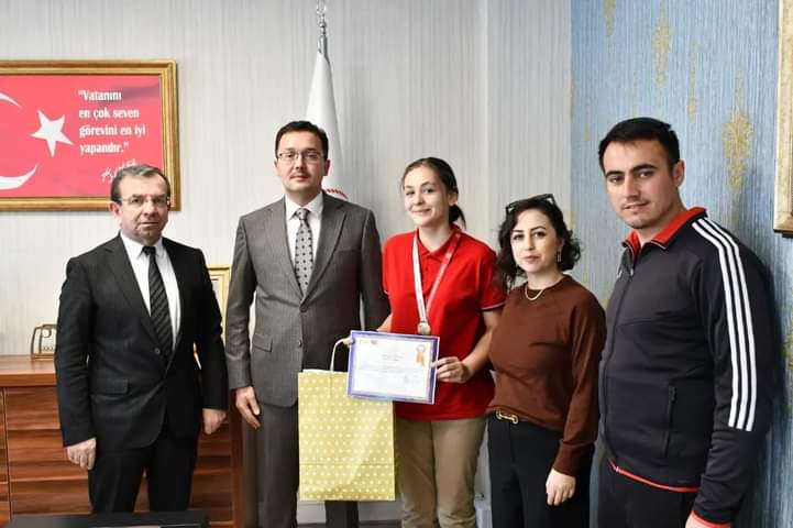 Kick Boks Türkiye Şampiyonu  İkbal Su Tabak İlçe Milli Eğitim Müdürünü Ziyaret Etti
