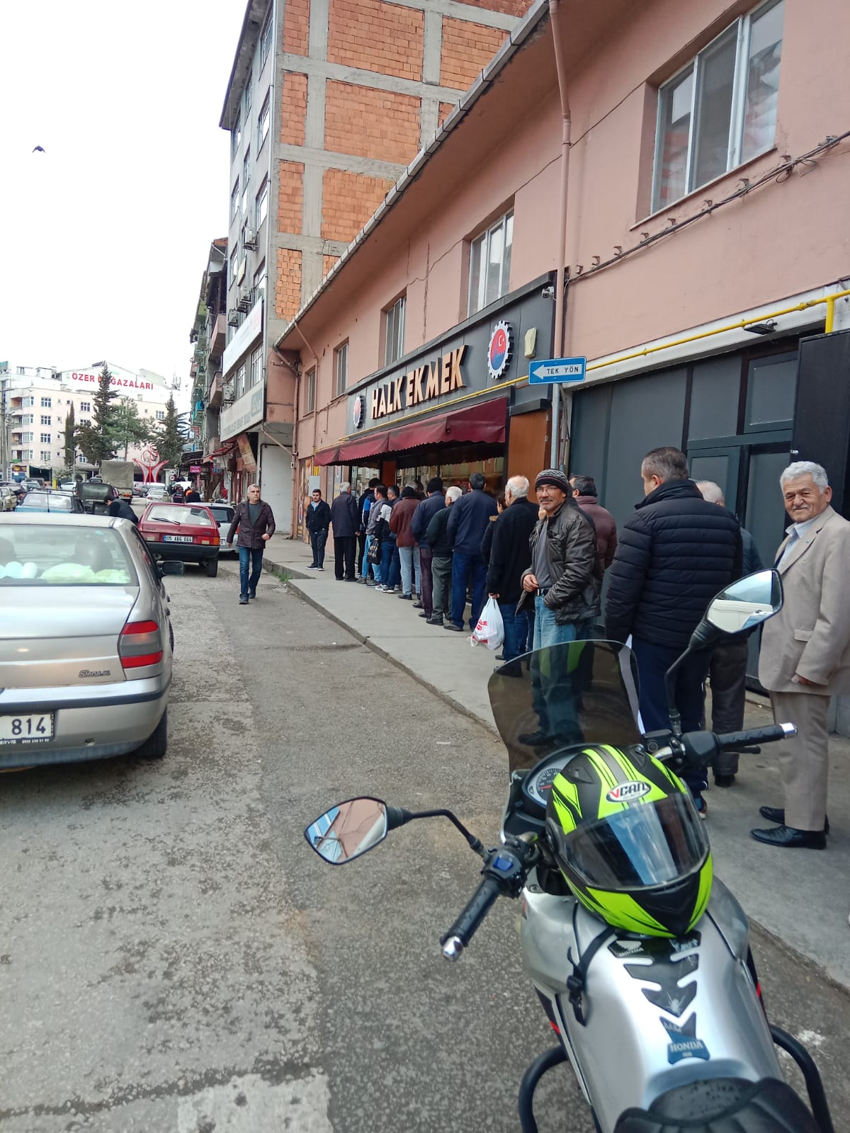 Ucuz Pide Almak İsteyen Vatandaşlar Uzun Kuyrukar Oluşturuyor