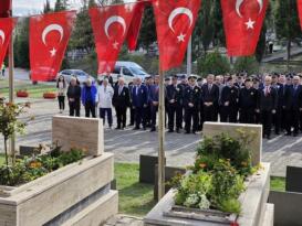 Vali Yavuz Beşbinevler Şehitliğini Ziyaret Etti