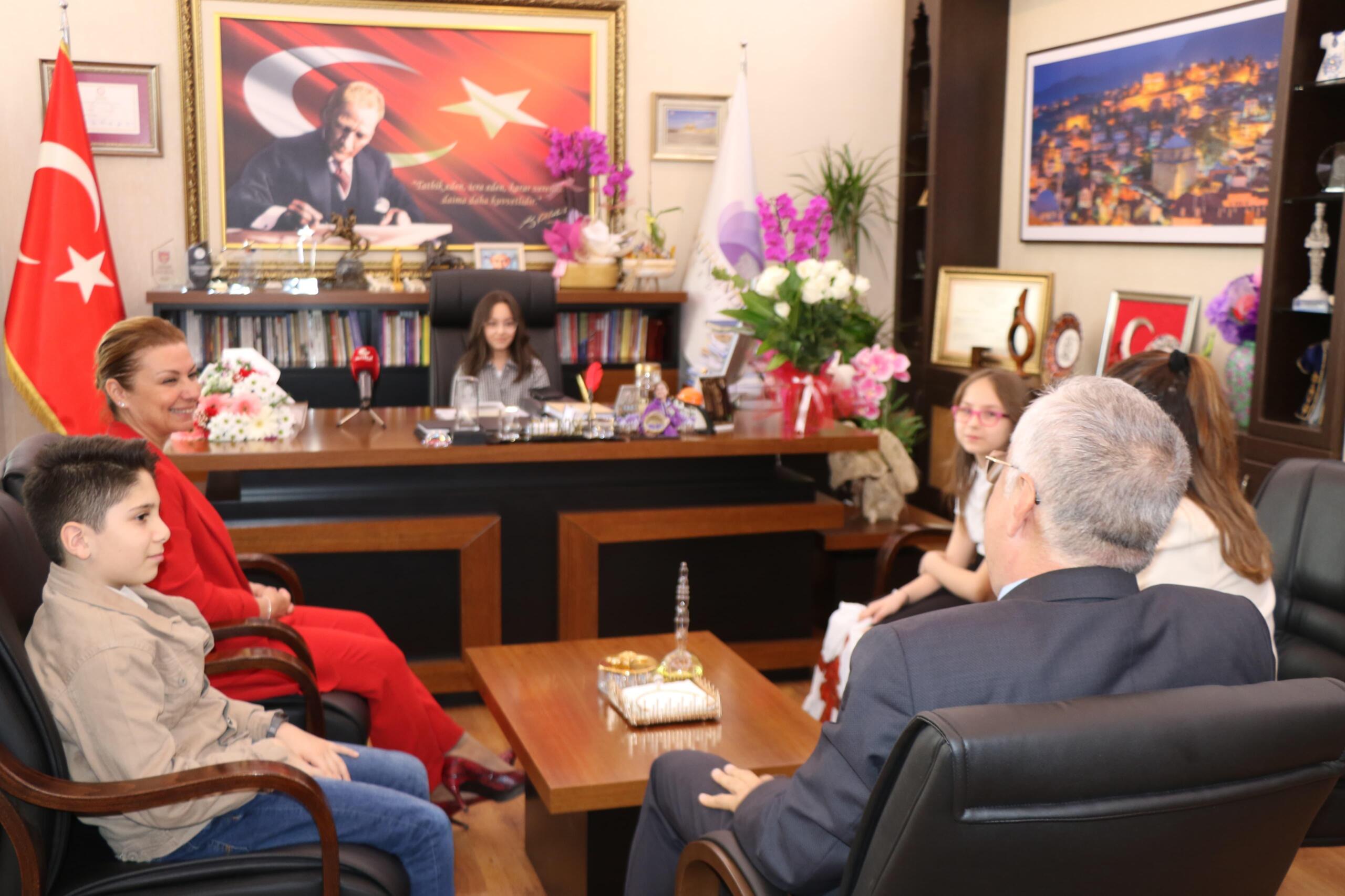 ELİF KÖSE 23 NİSAN’DA KOLTUĞUNU ÇOCUKLARA EMANET ETTİ