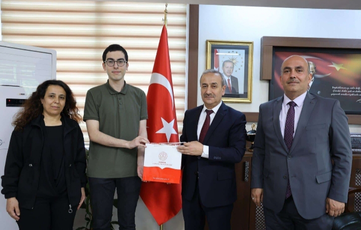 Nevzat Akbaş Türkiye Derecesi Alan Öğrencileri Tebrik Etti