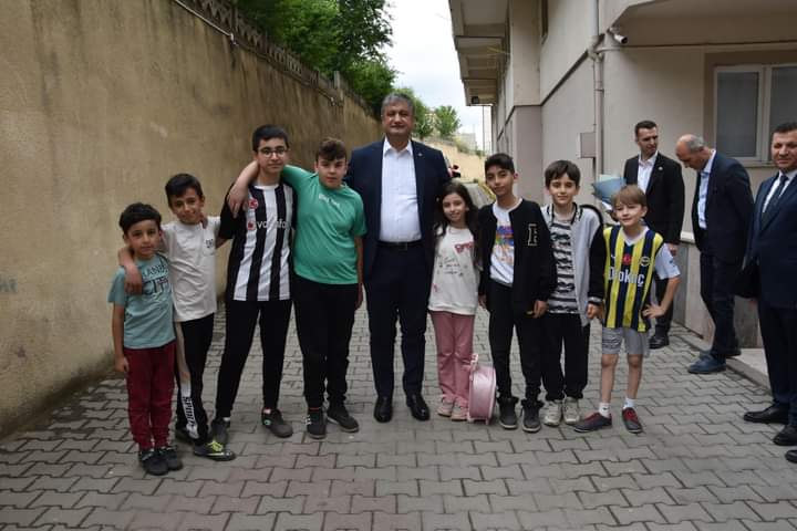 Vali Amcalarından, Çocuklara Futbol Topu Jesti
