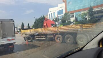 Tırla Otomobil Çarpıştı Trafik Felç Oldu