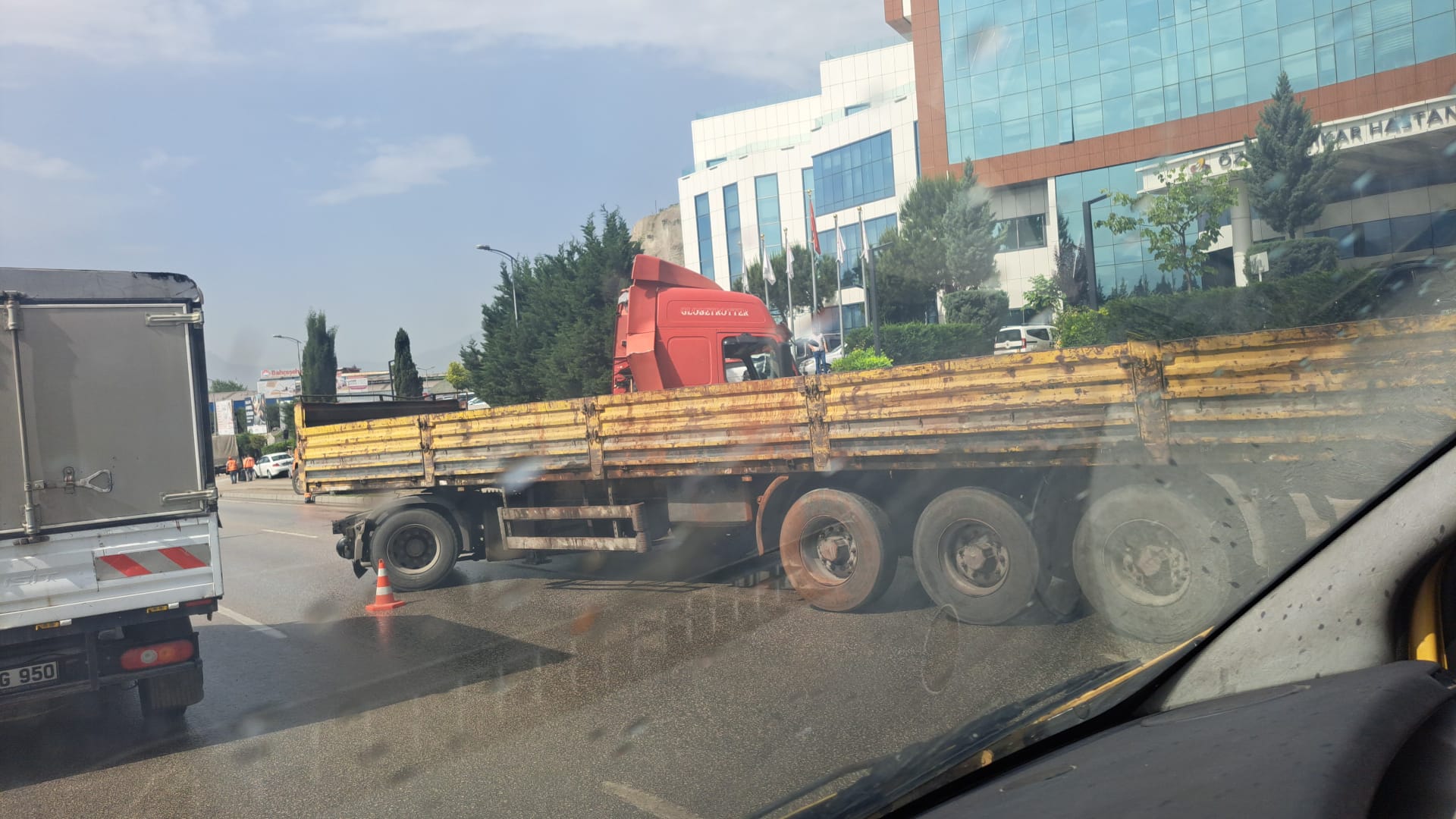 Tırla Otomobil Çarpıştı Trafik Felç Oldu