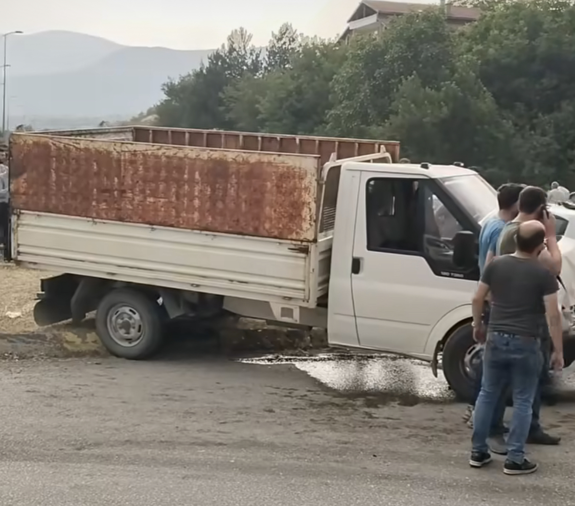 Otomobille Kamyonet ve Minibüs Çarpıştı 3 Yaralı