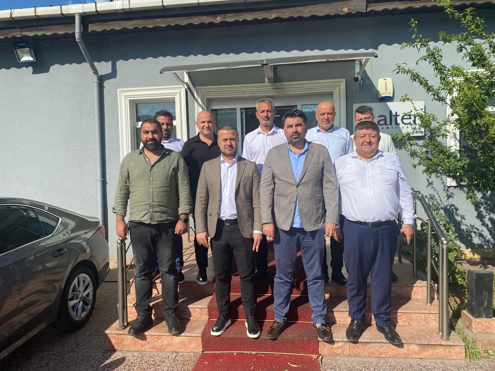 Alter D.Ç. De Yüzler Gülüyor