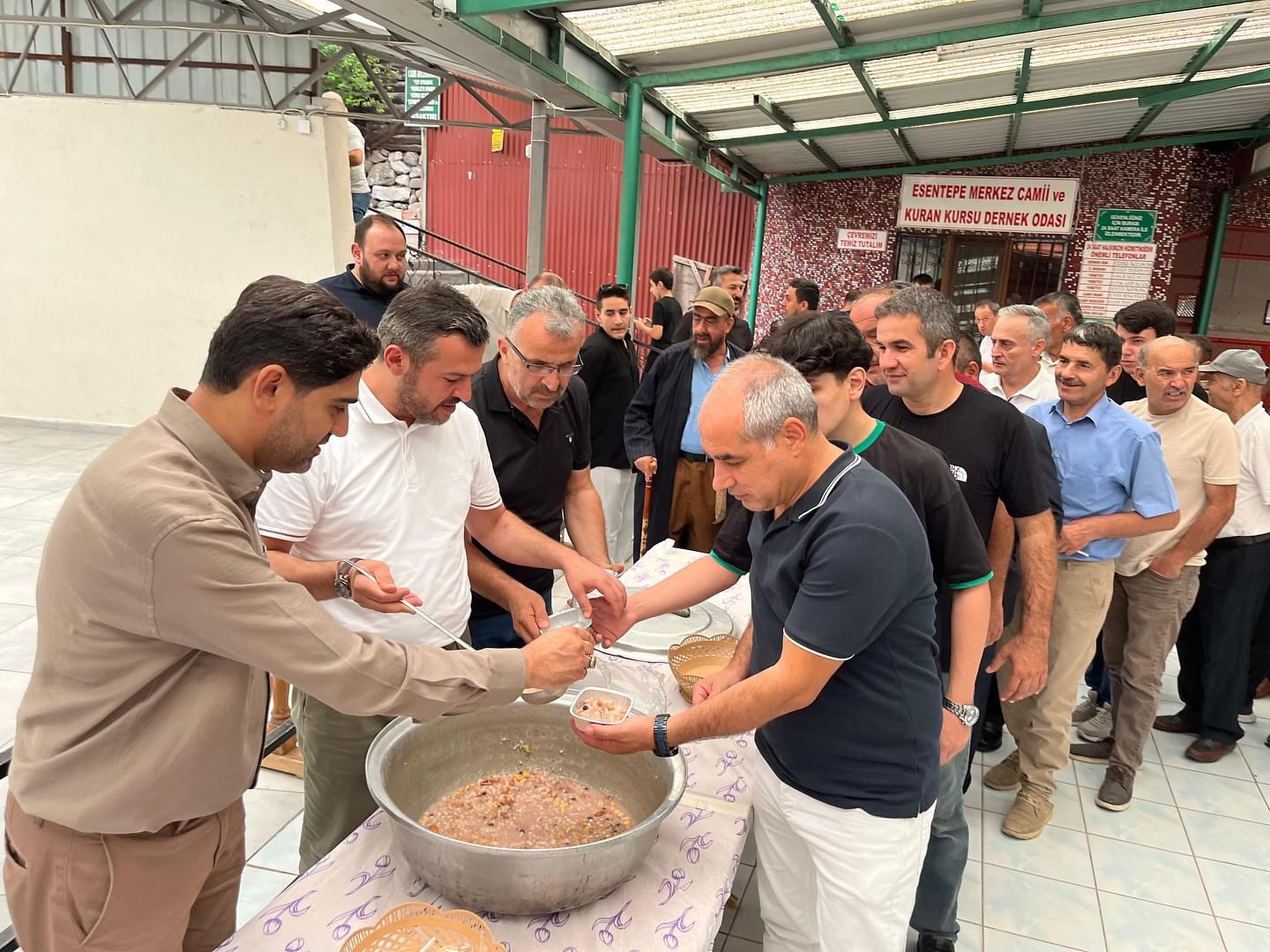 Özkan Çetinkaya Aşure Dağıttı