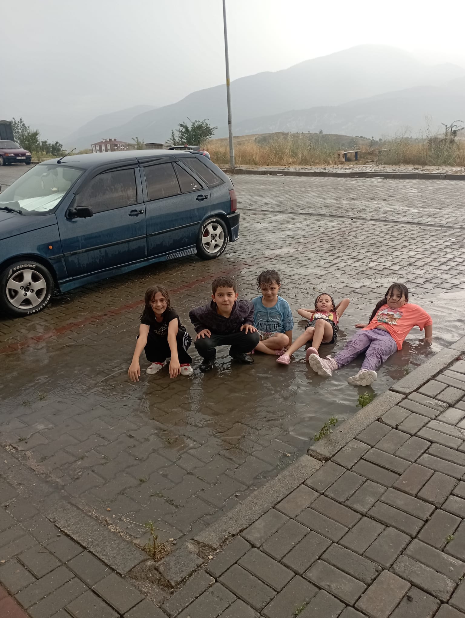 Sağnak Yağmur’un Tadını Çocuklar Çıkarttı