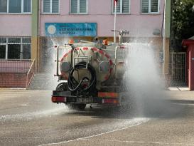 Karabük Belediyesi Okul Bahçelerini Temizliyor