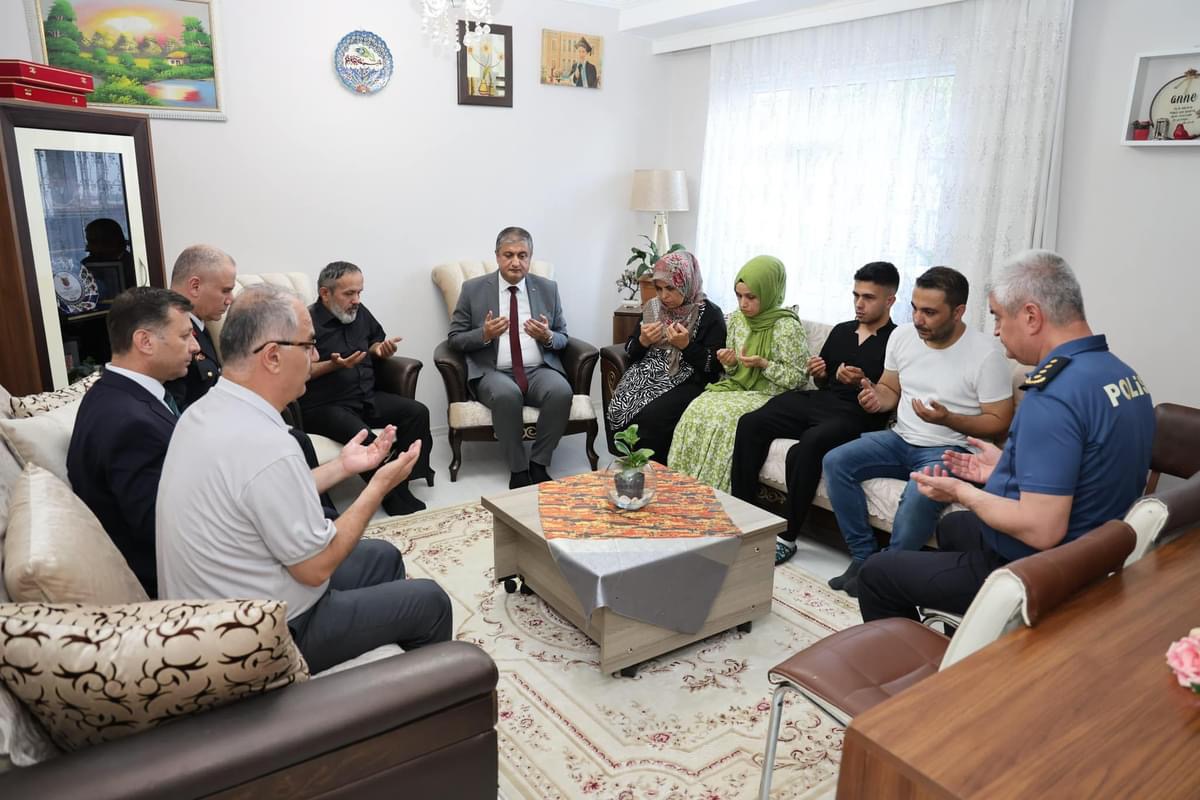 Vali Mustafa Yavuz, Şehit Ailesine Şehadet Belgesi’ni Takdim Etti