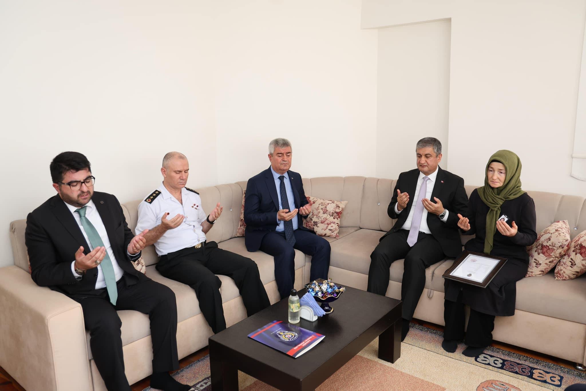 Vali Mustafa Yavuz, Şehit Ailemize Şehadet Belgesi’ni Takdim Etti