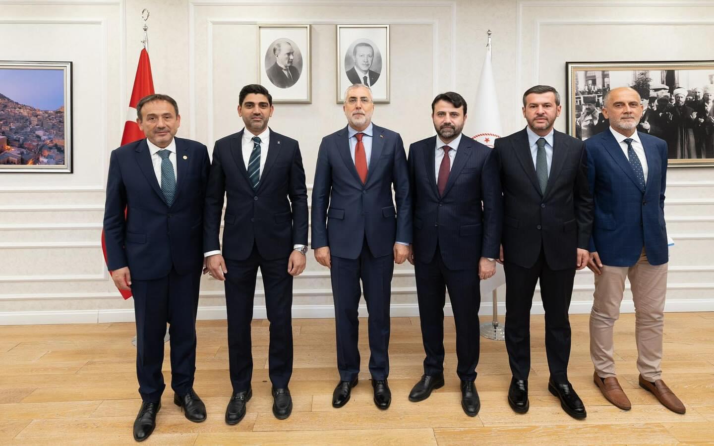 AK Parti Teşkilatı Çalışma ve Sosyal Güvenlik Bakanı Vedat Işıkhan’ı Ziyaret Etti