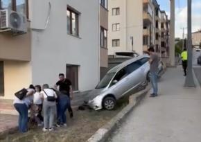 Direksiyon Hakimiyetini Kaybeden Sürücü Duvarda  Asılı Kaldı