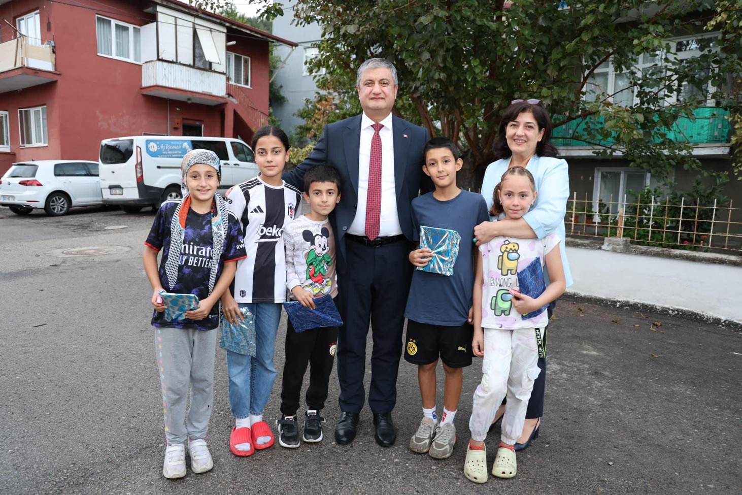 Minik Yüreklerden Vali Amcalarına Sevgi Seli