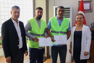 Elif Köse, Temizlik İşçisi Kudret Bozkurt’a Teşekkür Belgesi Verdi