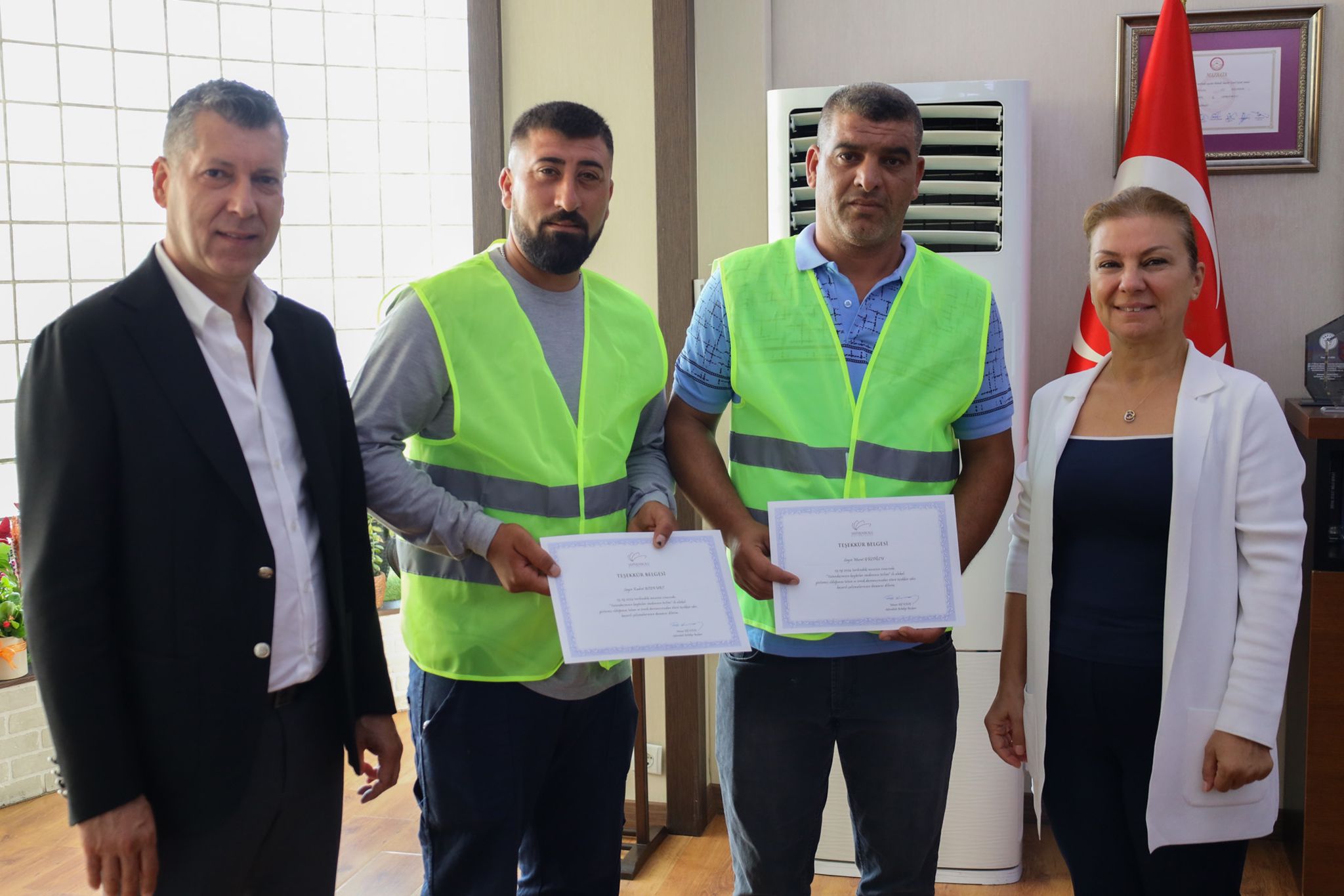 Elif Köse, Temizlik İşçisi Kudret Bozkurt’a Teşekkür Belgesi Verdi