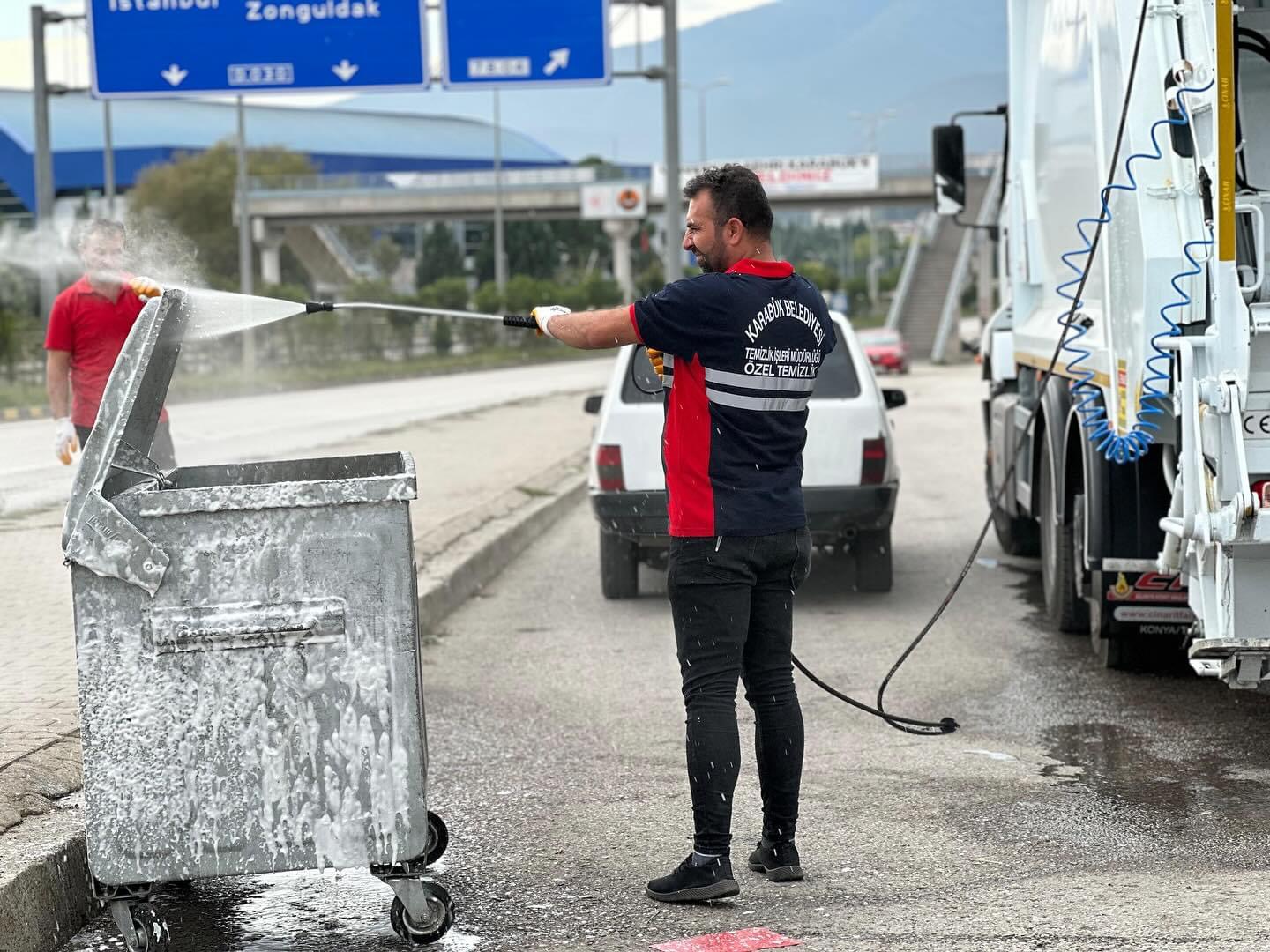 Karabük Belediyesi, Yeni Konteyner Yıkama Aracı ile Hijyen Çalışmalarını Güçlendiriyor