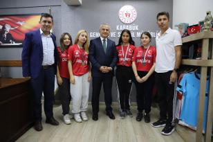 ŞAMPİYONLARDAN İL MÜDÜRÜ COŞKUN GÜVEN’E ZİYARET