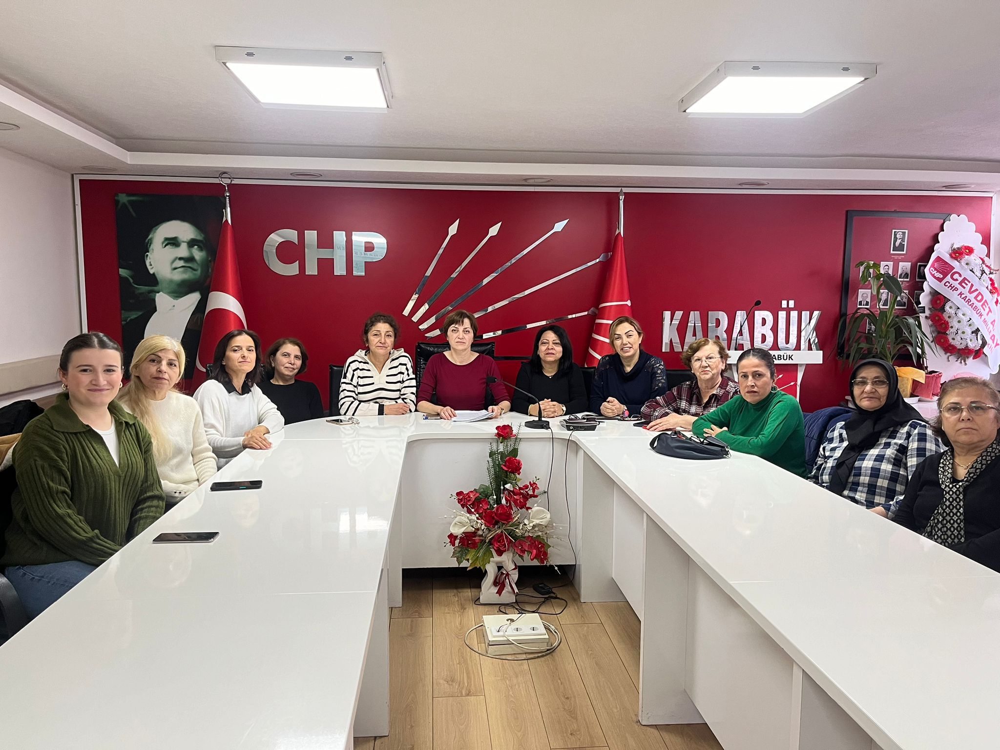 CHP KARABÜK KADIN KOLLARINDAN 25 KASIM KADINA YÖNELİK ŞİDDETLE ULUSLARARASI MÜCADELE GÜNÜ AÇIKLAMASI