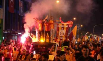 Galatasaray Taraftarı Şehirin Bir Çok Noktasında Şampiyonluğu Kutladı