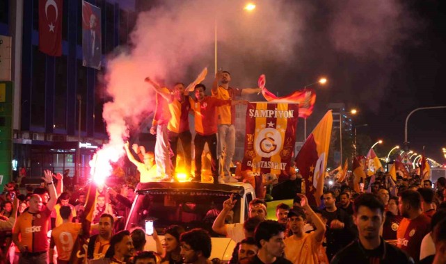 Galatasaray Taraftarı Şehirin Bir Çok Noktasında Şampiyonluğu Kutladı