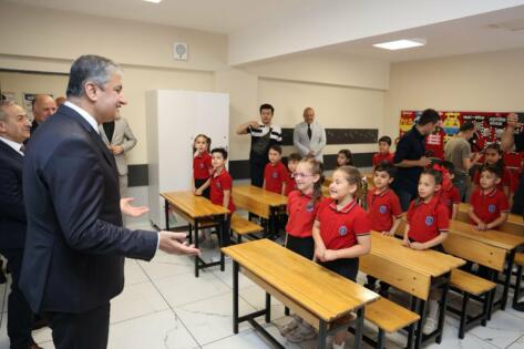 Vali Yavuz Miniklere Karnelerini Dağıttı