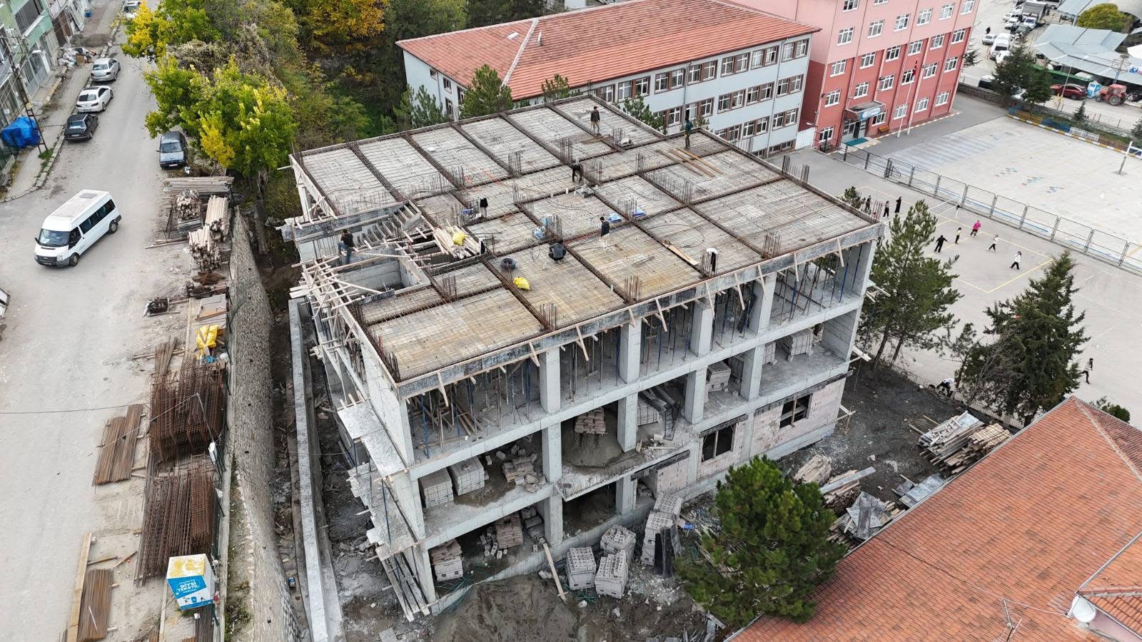 Nevzat Akbaş Eskipazar Halk Eğitimi Merkezi İnşaatını Yerinde İnceledi