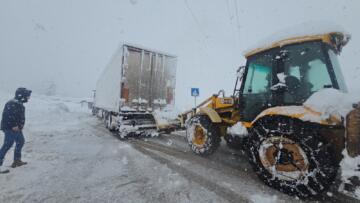 AFAD Talebiyle Safranbolu Belediyesi Ekipleri Yolda Kalan Tıra Müdahale Etti