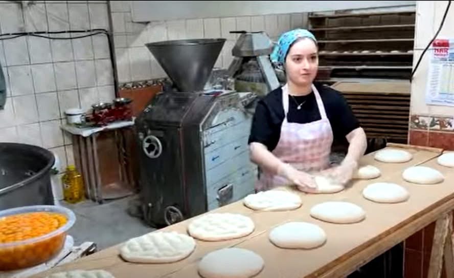 OKULDAN MEZUN OLDU, BABASININ FIRININDA İŞ BAŞI YAPTI