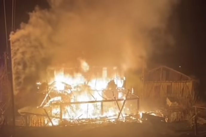 Ovacık’ta Yangın 2 Katlı Ev Kül Oldu