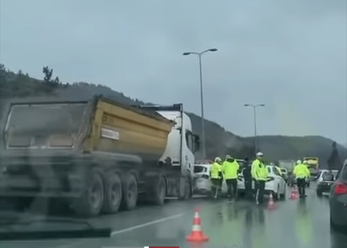 Polis Aracının Karıştığı Zincirleme Trafik Kazası