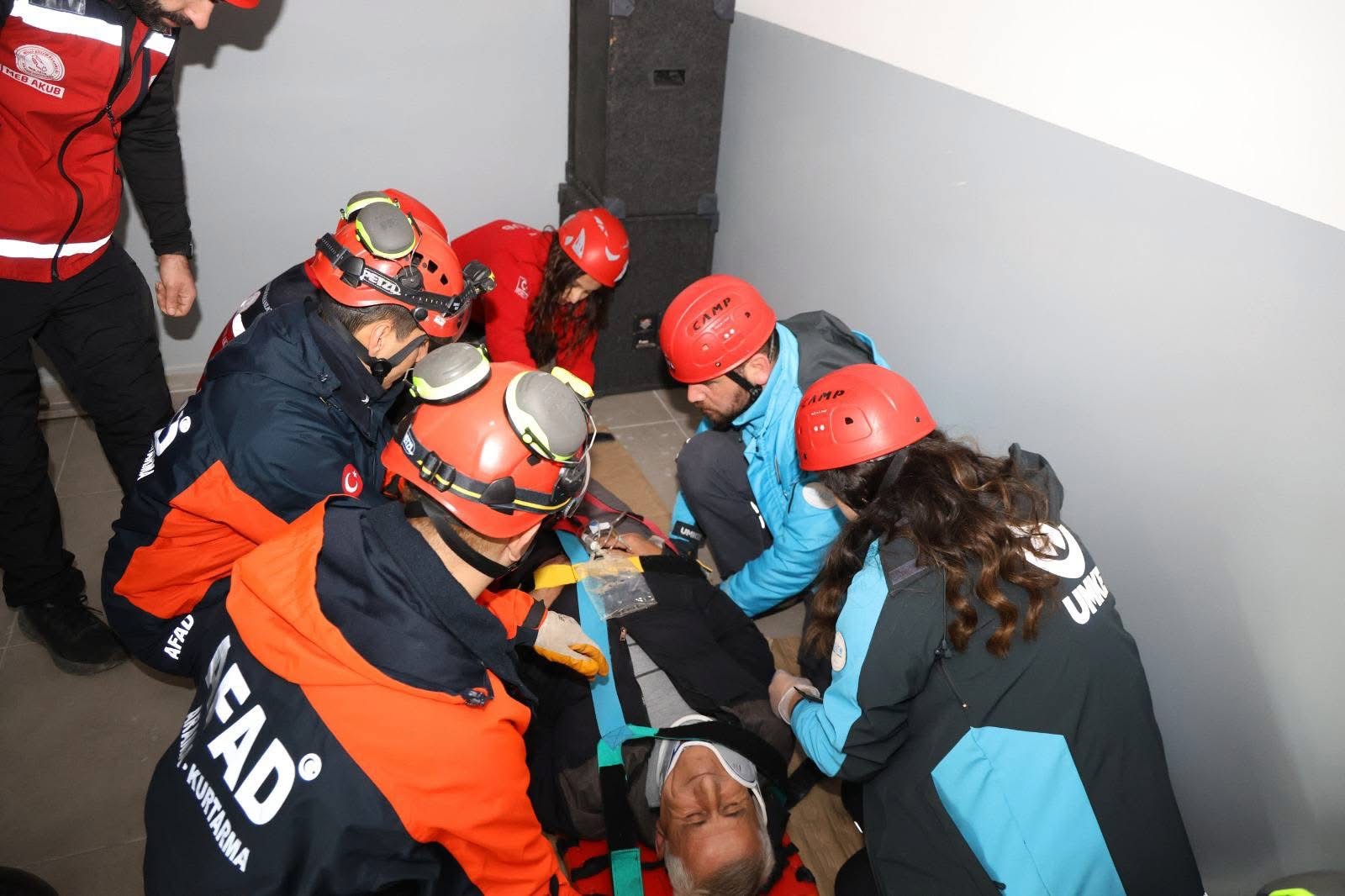 Demir Çelik Anadolu Lisesinde Deprem Tatbikatı Düzenlendi