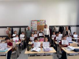 Minik Öğrenciler Kapı Kapı Dolaşıp Atık Pil Topladılar, Başkan Çetinkaya’dan Hediyelerini Aldılar