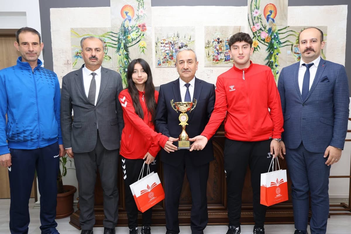 İl Millî Eğitim Müdürü Nevzat Akbaş Şampiyon Öğrencileri Ağırladı