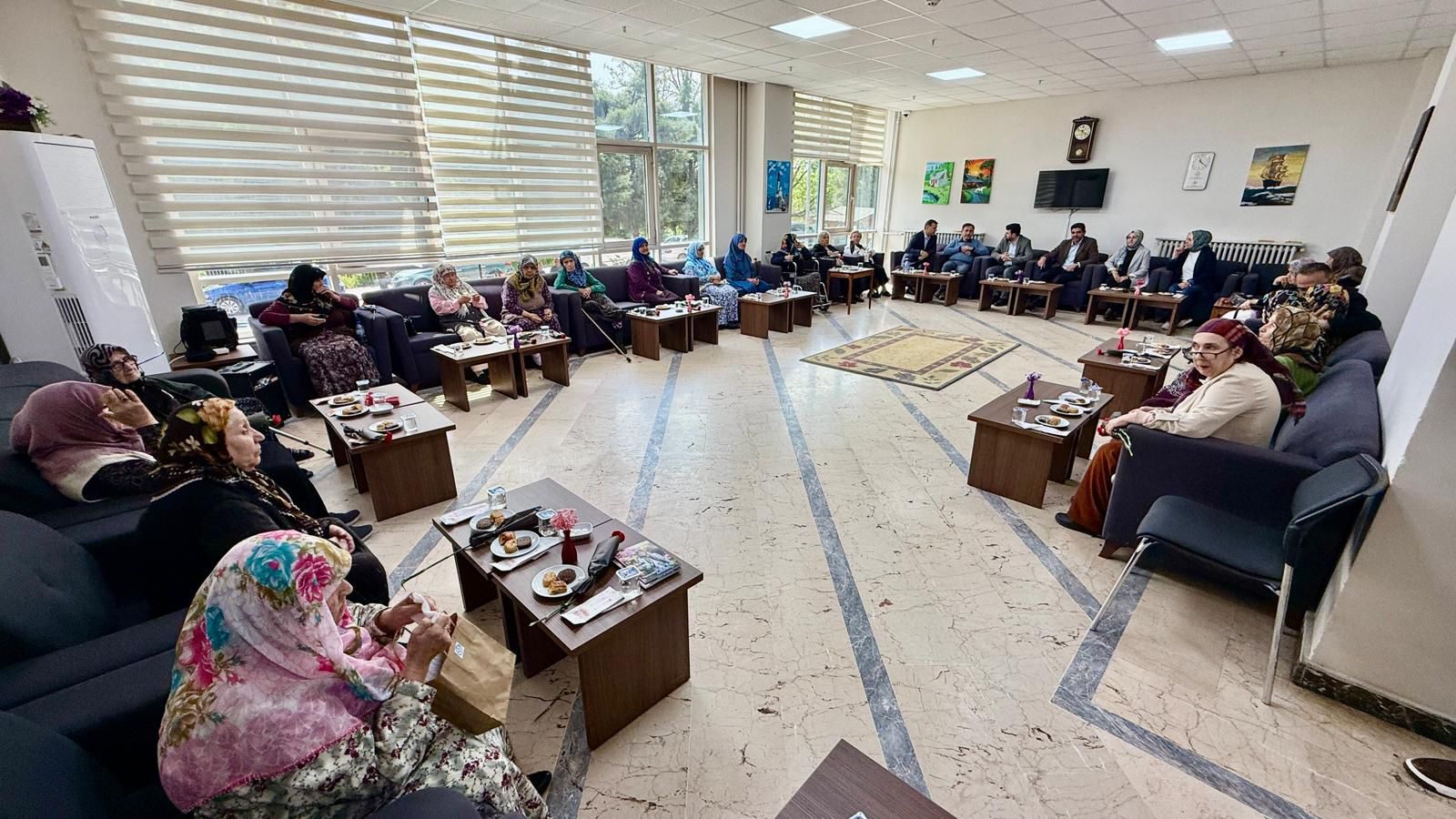AK Parti Heyetinden Anneler Günü’nde Anlamlı Ziyaret