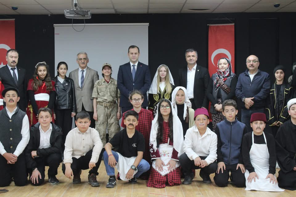 Eflani’de 19 Mayıs Atatürk’ü Anma, Gençlik ve Spor Bayramı Tiyatro Sahnesi