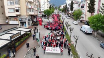 Gençlik ve Spor Bayramı’nın 107. yıl dönümü kapsamında düzenlenen Gençlik Yürüyüşü ve Çelenk Sunma Töreni Düzenlendi