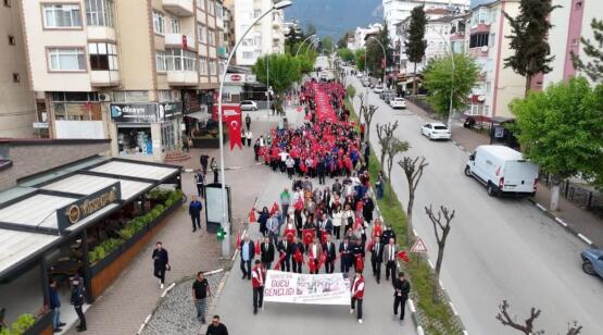 Gençlik ve Spor Bayramı’nın 107. yıl dönümü kapsamında düzenlenen Gençlik Yürüyüşü ve Çelenk Sunma Töreni Düzenlendi