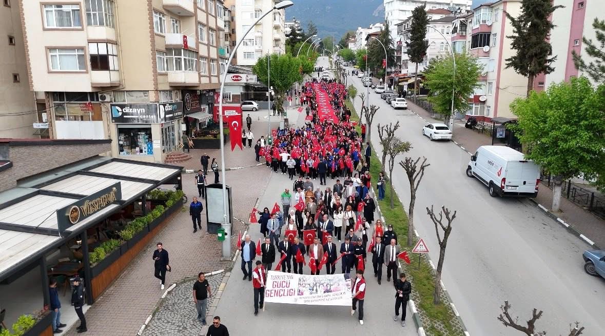 Gençlik ve Spor Bayramı’nın 107. yıl dönümü kapsamında düzenlenen Gençlik Yürüyüşü ve Çelenk Sunma Töreni Düzenlendi