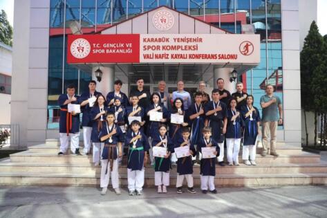 SAYOKAN TÜRKİYE ŞAMPİYONASI’NDA BAŞARI ELDE EDEN SPORCULARDAN İL MÜDÜRÜ COŞKUN GÜVEN’E ZİYARET
