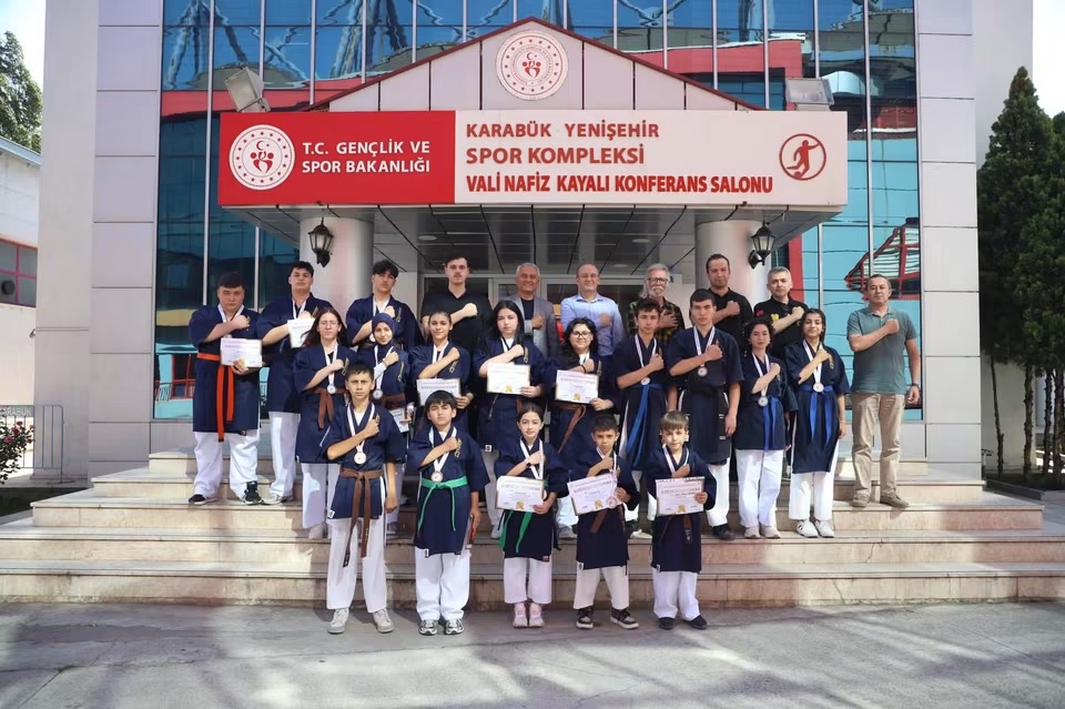 SAYOKAN TÜRKİYE ŞAMPİYONASI’NDA BAŞARI ELDE EDEN SPORCULARDAN İL MÜDÜRÜ COŞKUN GÜVEN’E ZİYARET
