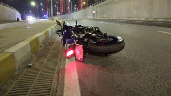 MOTOSİKLET AYDINLATMA DİREĞİNE ÇARPTI