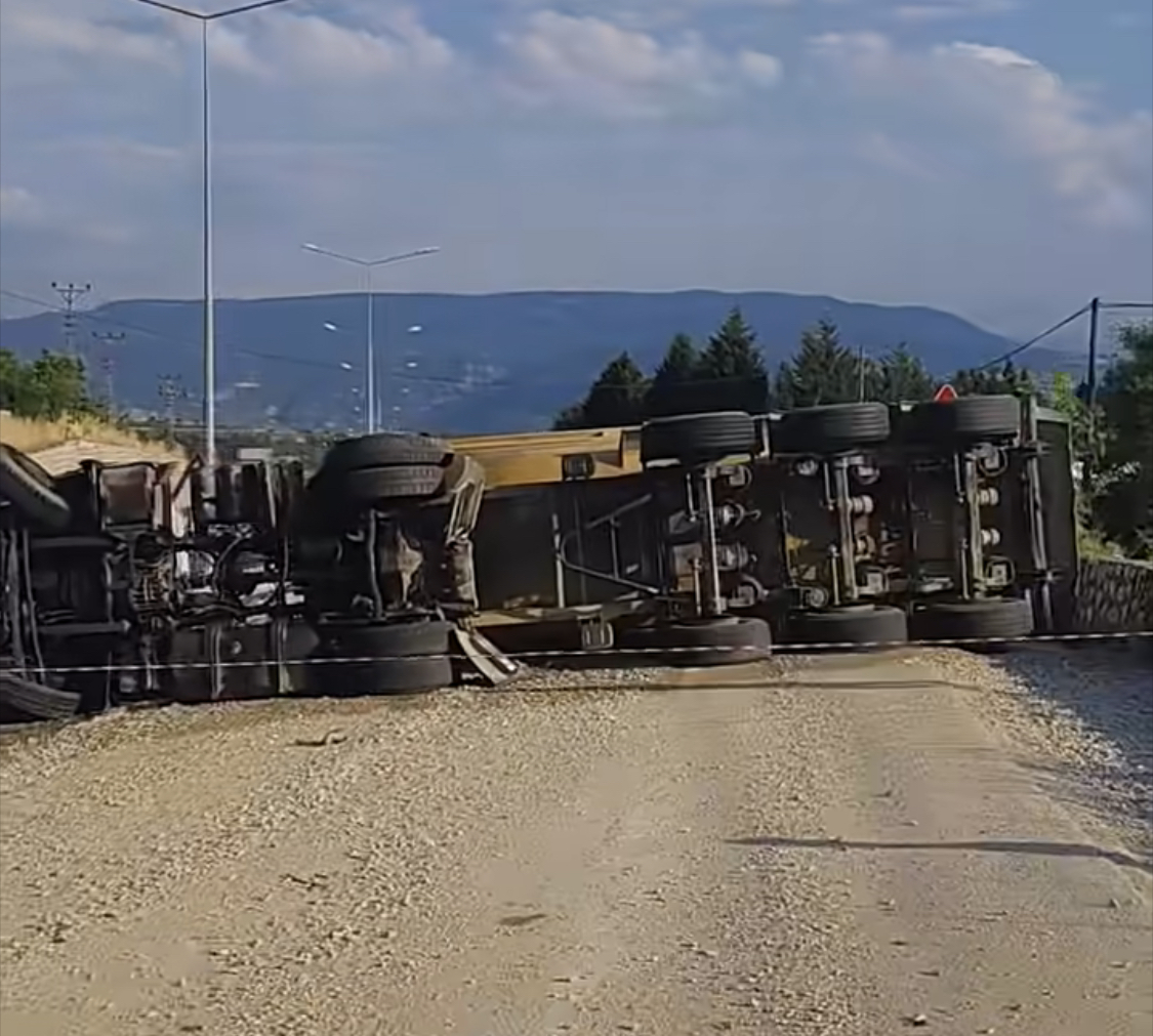 Safranbolu’da Devrilen Kamyon Alev Alev Yandı