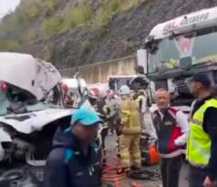 Tır İle Yolcu Minibüsü Çarpıştı 1 Kişi Hayatını Kaybetti 8 kişi Yaralandı