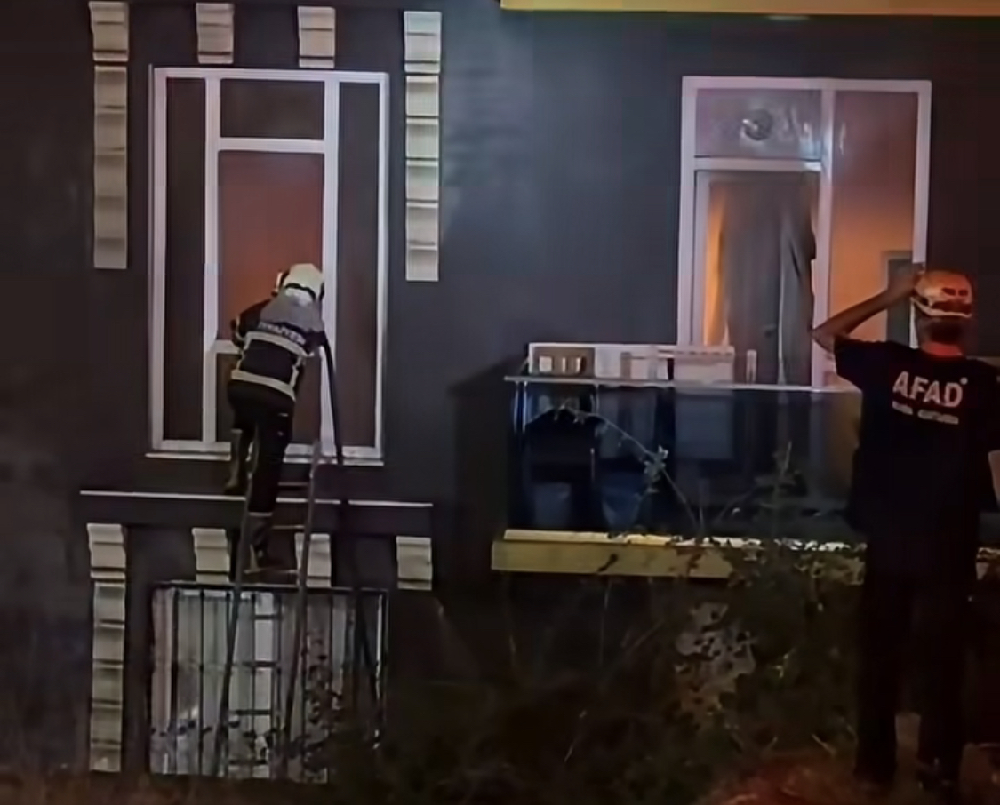Karabük 100. Yıl Mahallesinde Çıkan Yangında 2 Öğrenci Hastanelik Oldu