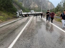 KARABÜK-YENİCE YOLUNDA TIR KAYDI, UZUN KUYRUKLAR OLUŞTU