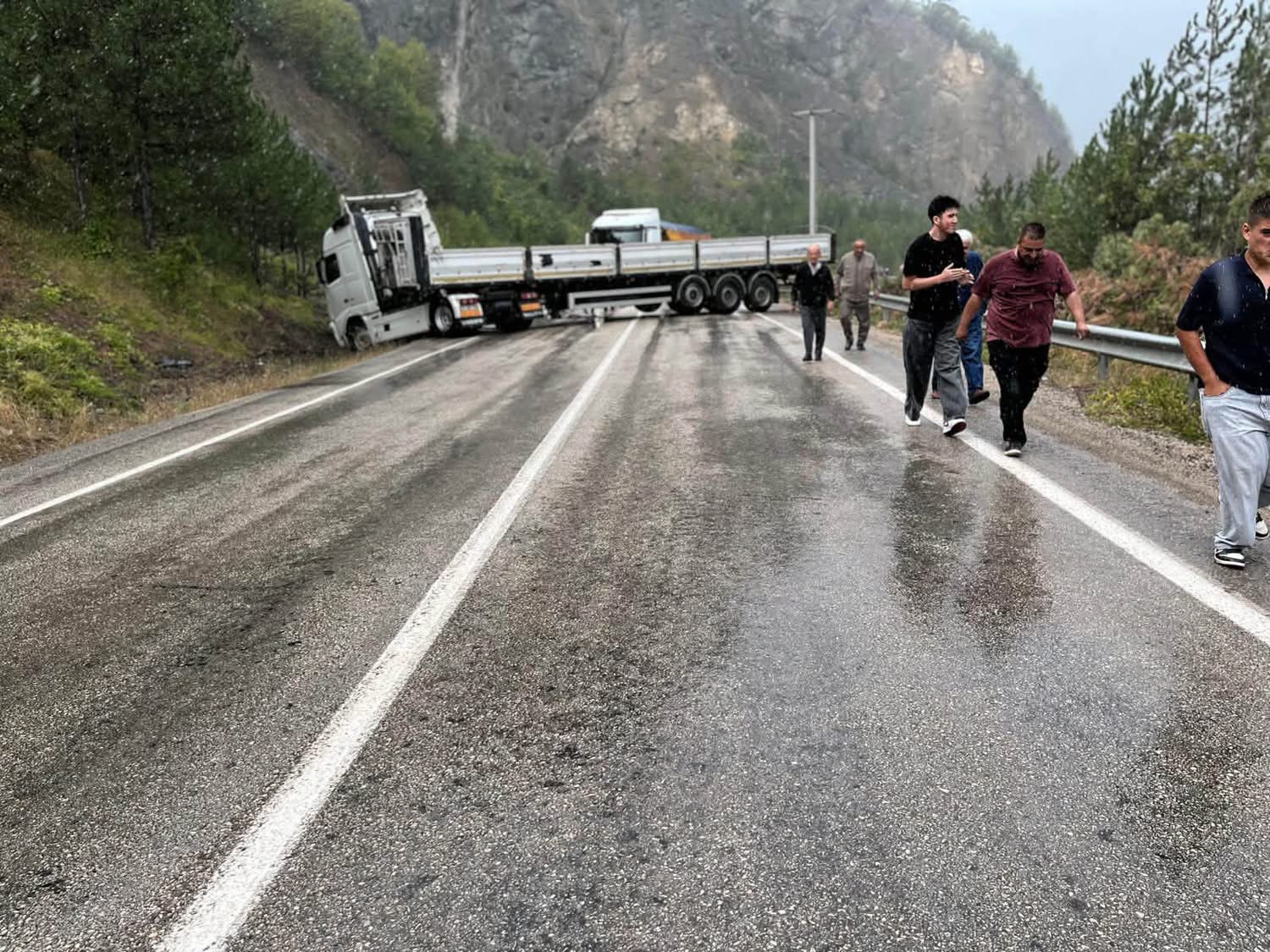 KARABÜK-YENİCE YOLUNDA TIR KAYDI, UZUN KUYRUKLAR OLUŞTU